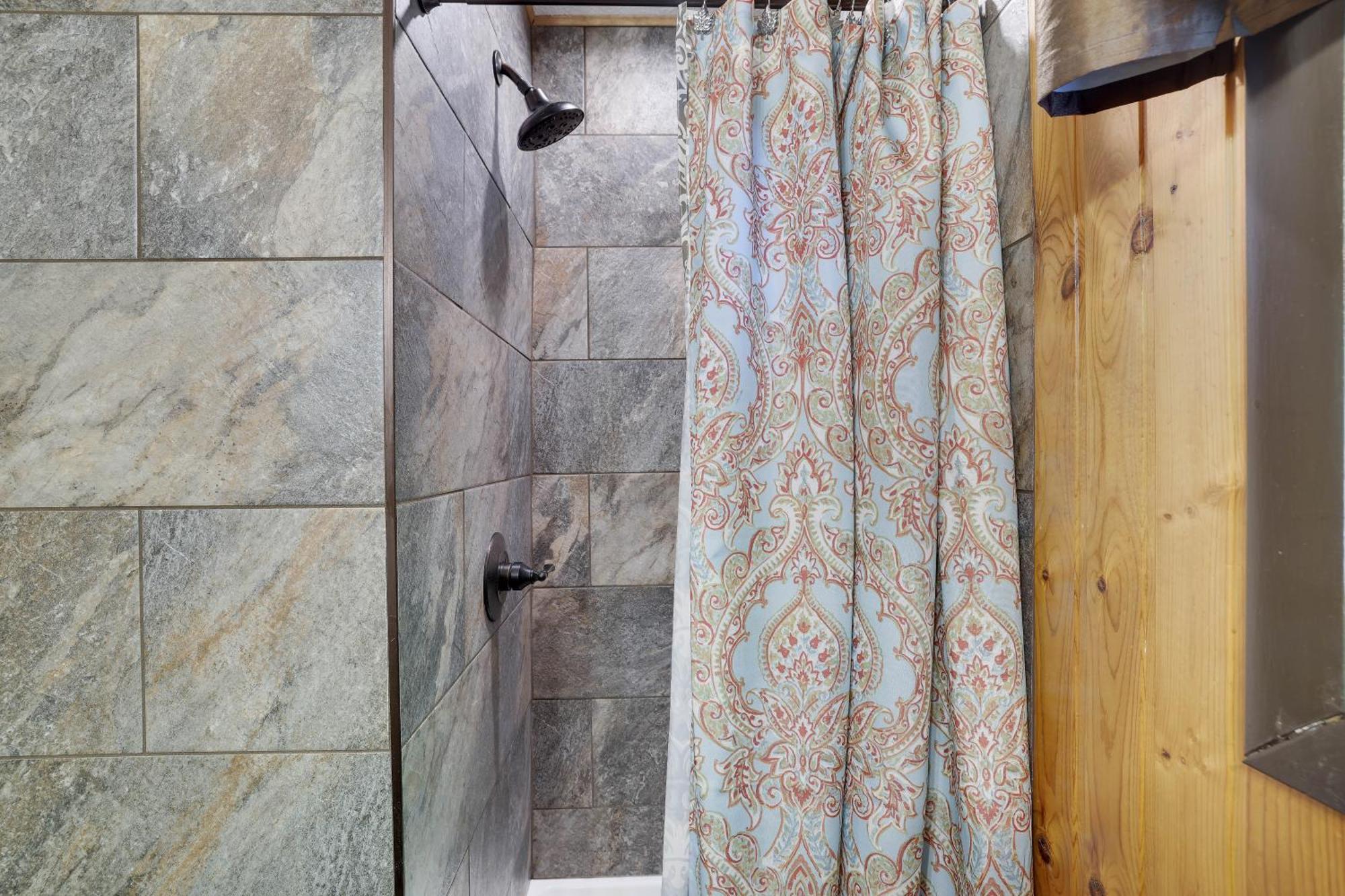 Chalet Renovated Near Casino, Camelback , Kalahari 4Bdrms Firepit Hot Tub Game Room Tobyhanna Екстериор снимка