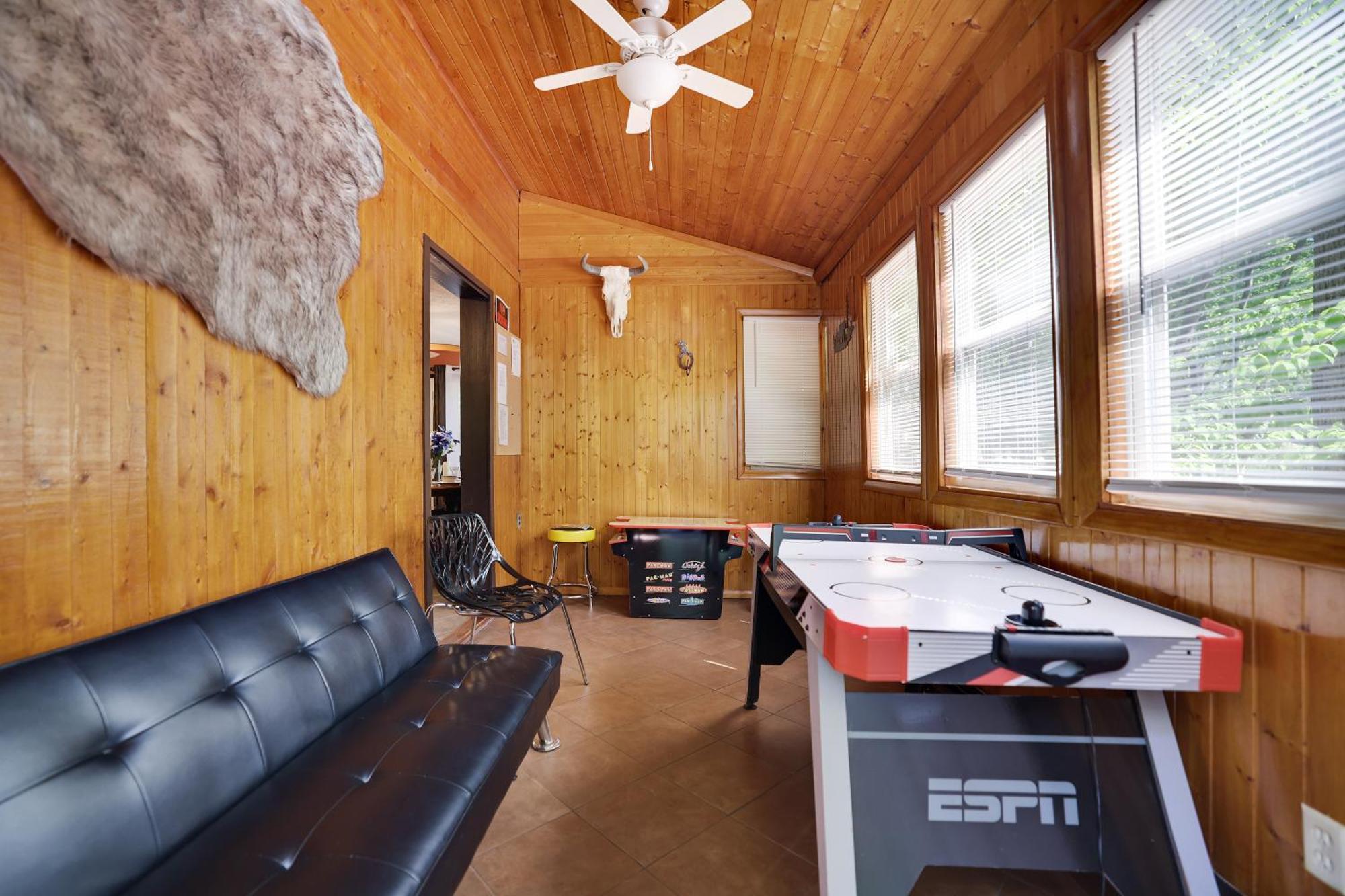 Chalet Renovated Near Casino, Camelback , Kalahari 4Bdrms Firepit Hot Tub Game Room Tobyhanna Екстериор снимка